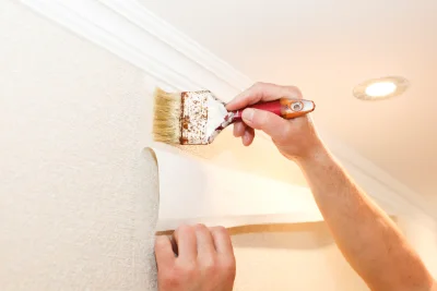 Pose de papier peint à Arzano — revêtements muraux et toiles de verre